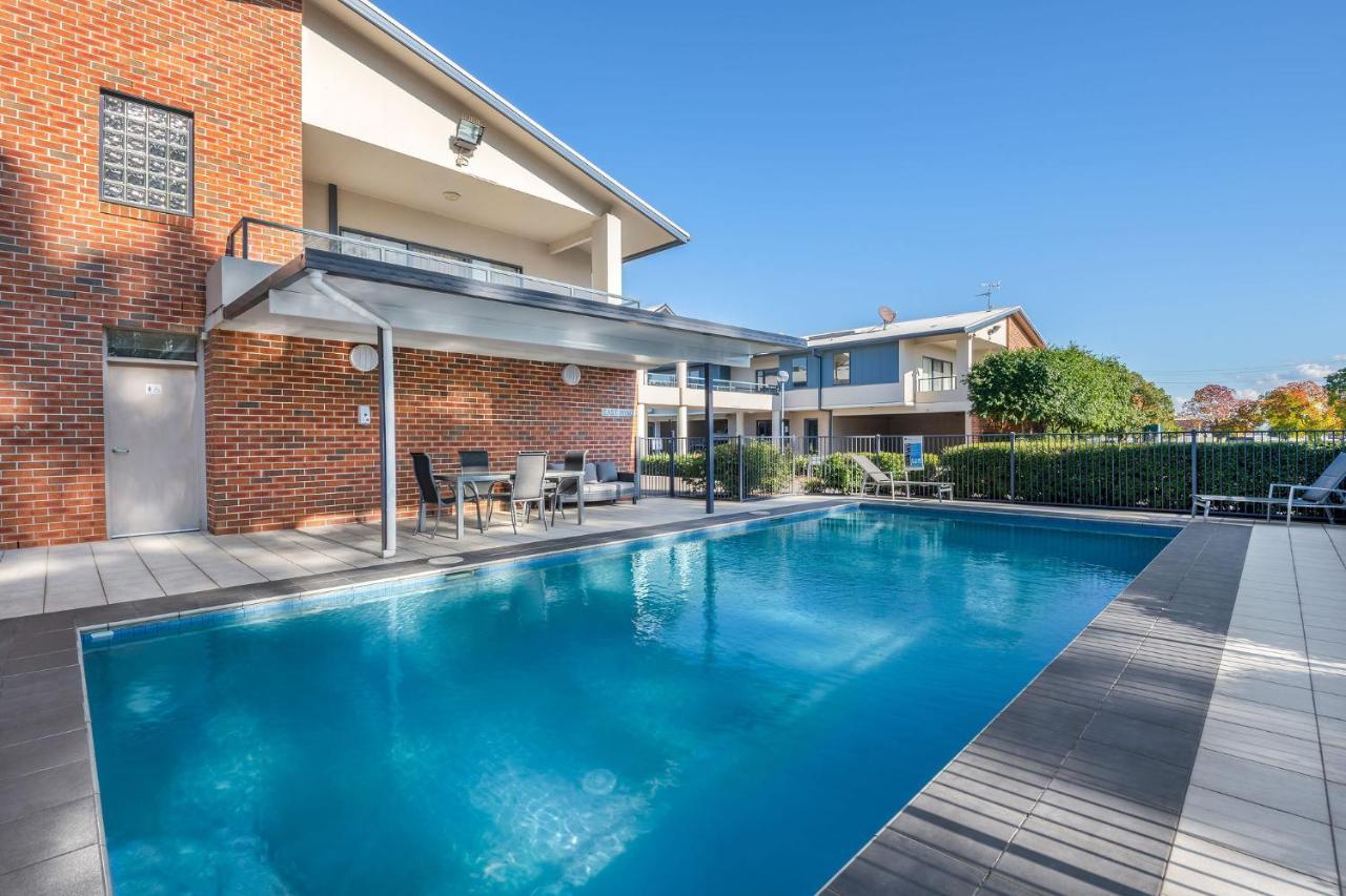 موتيل وندسور موتيل هاوكيسبوري رايس كلوب المظهر الخارجي الصورة A pool in a residential area