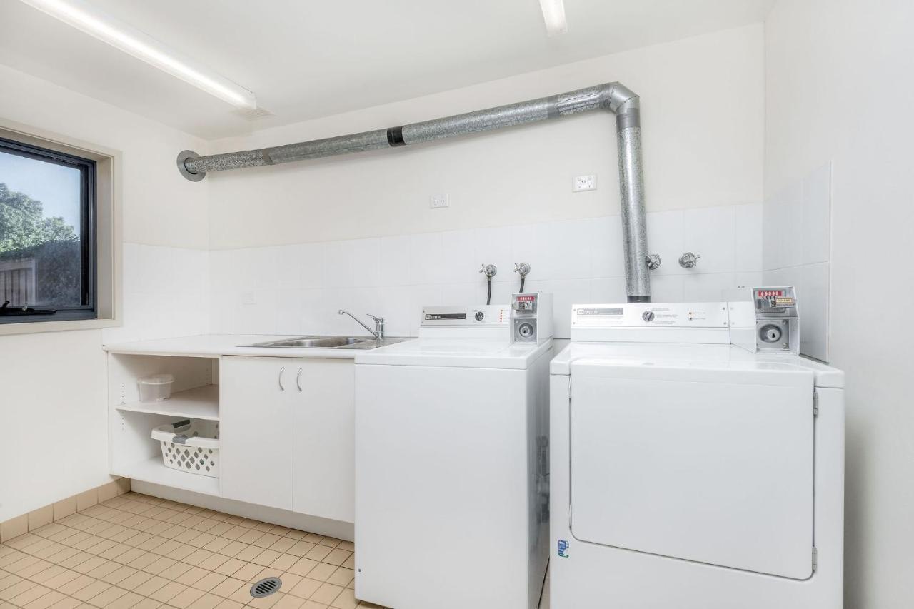 موتيل وندسور موتيل هاوكيسبوري رايس كلوب المظهر الخارجي الصورة A laundry room with a washing machine and a dryer