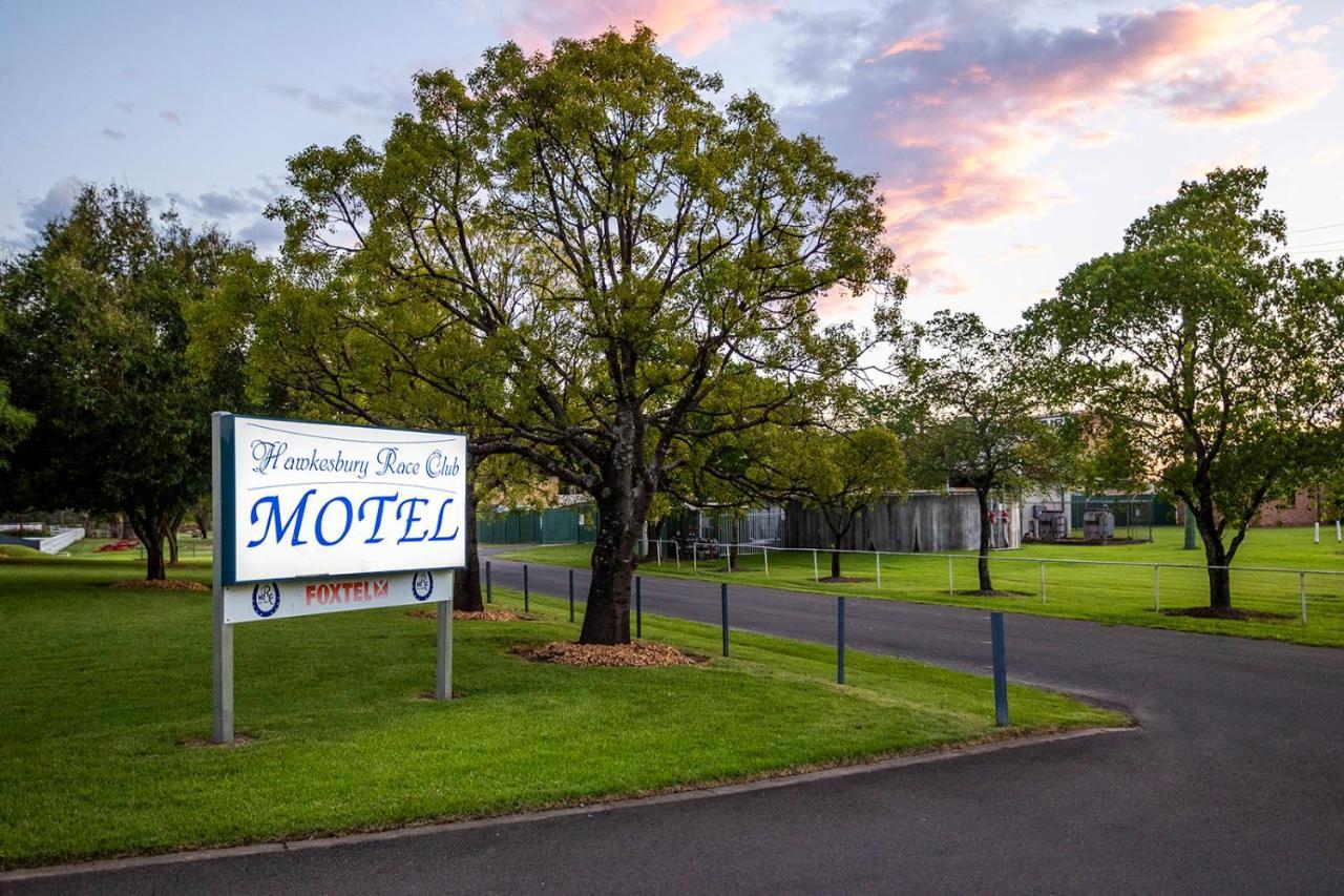 موتيل وندسور موتيل هاوكيسبوري رايس كلوب المظهر الخارجي الصورة The entrance to the motel