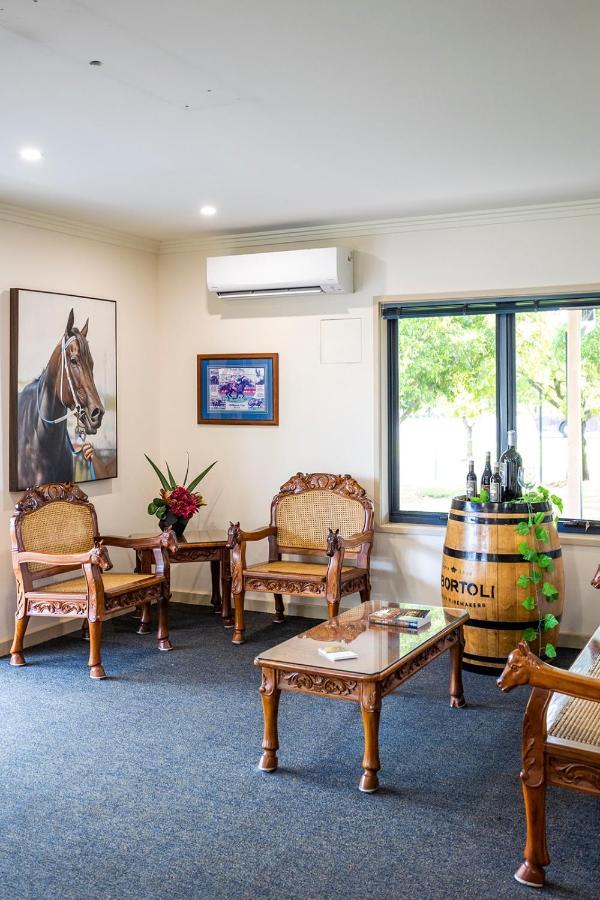 موتيل وندسور موتيل هاوكيسبوري رايس كلوب المظهر الخارجي الصورة The interior of the visitor's centre at the Barossa Valley wine region