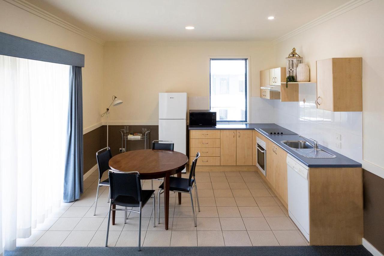 موتيل وندسور موتيل هاوكيسبوري رايس كلوب المظهر الخارجي الصورة A typical kitchen in a student apartment