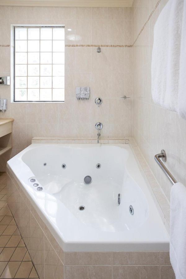 موتيل وندسور موتيل هاوكيسبوري رايس كلوب المظهر الخارجي الصورة A whirlpool bathtub