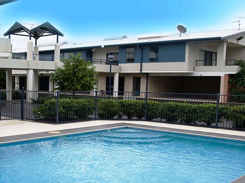 موتيل وندسور موتيل هاوكيسبوري رايس كلوب المظهر الخارجي الصورة A pool at a townhouse complex in Australia